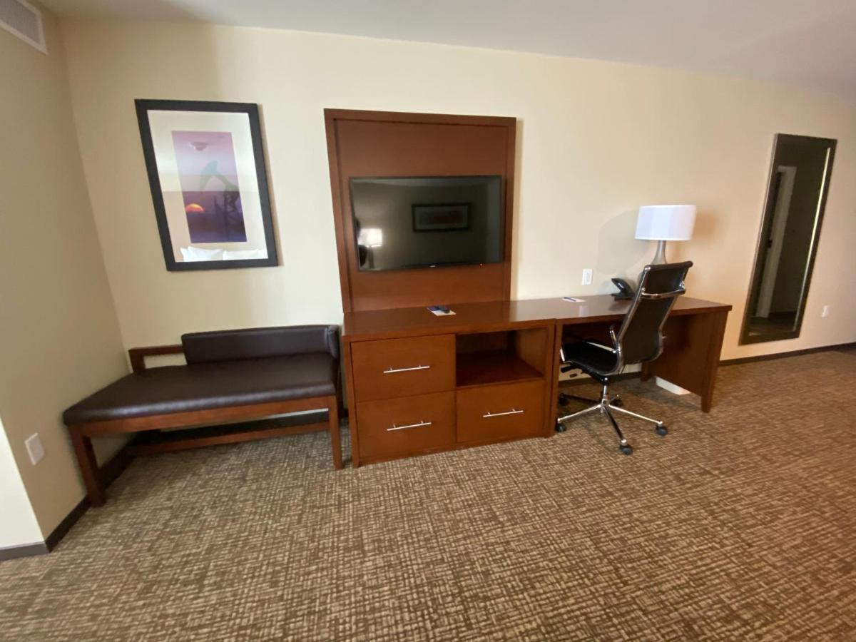 Comfort Suites Midland West Bagian luar foto