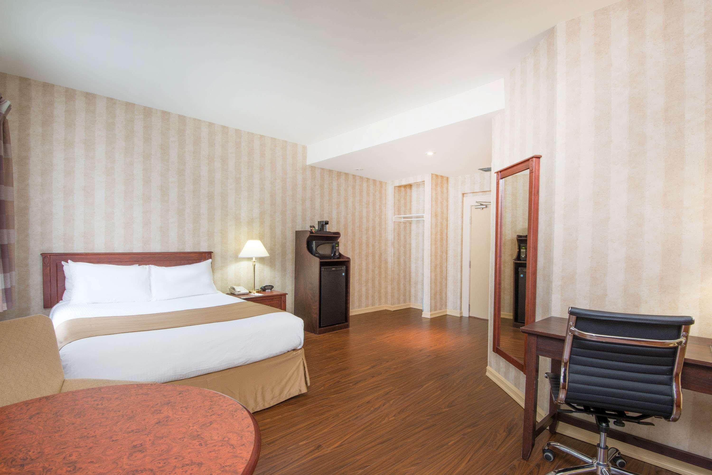 Comfort Suites Midland West Bagian luar foto