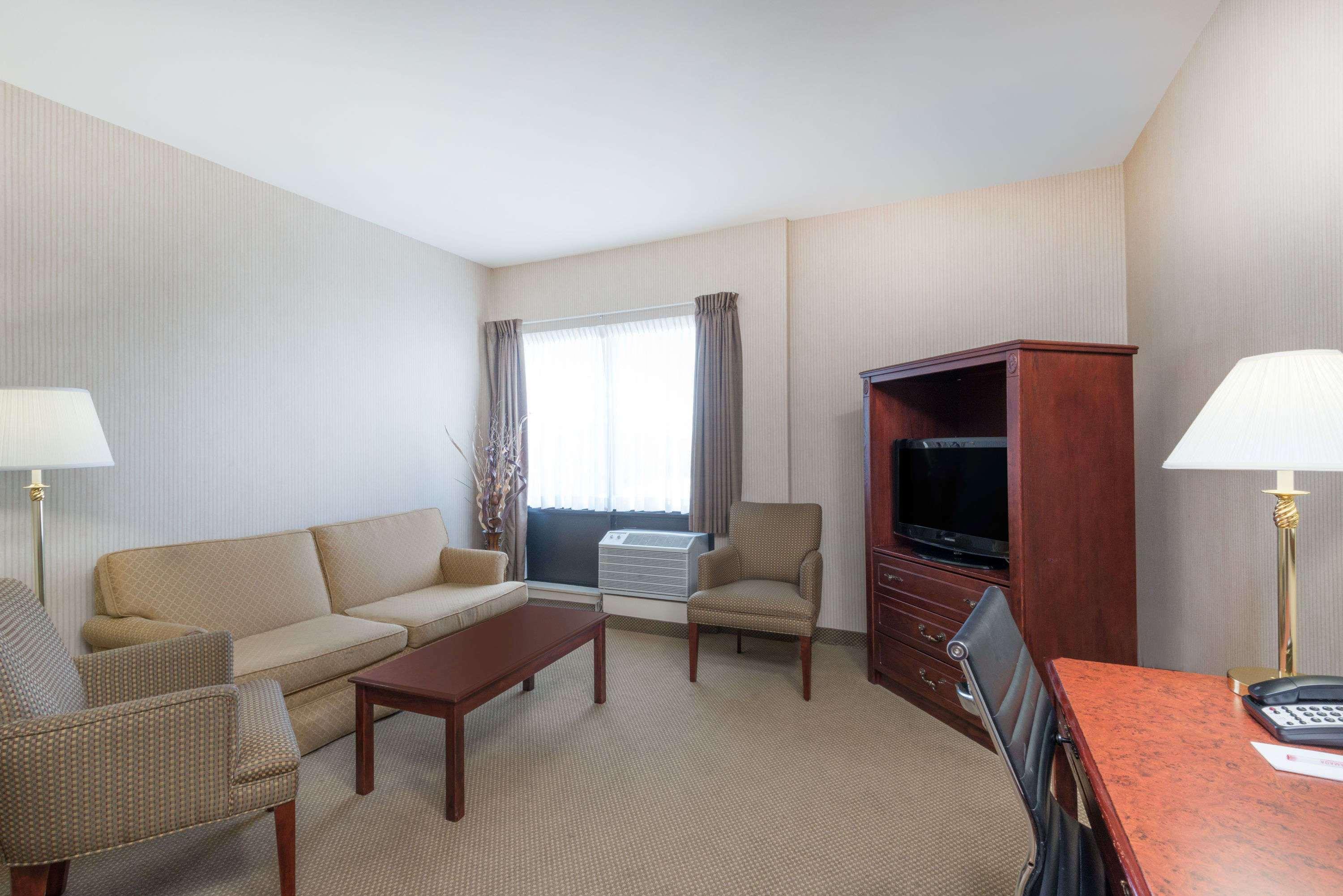 Comfort Suites Midland West Bagian luar foto
